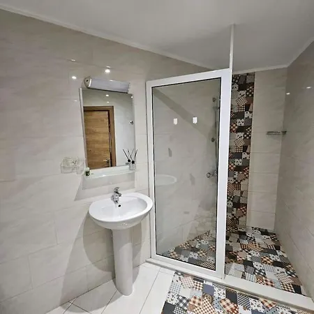 Apartment Center 6 *