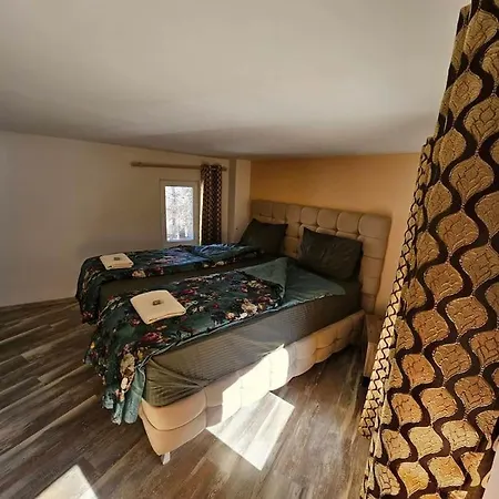 Apartment Center 6 *